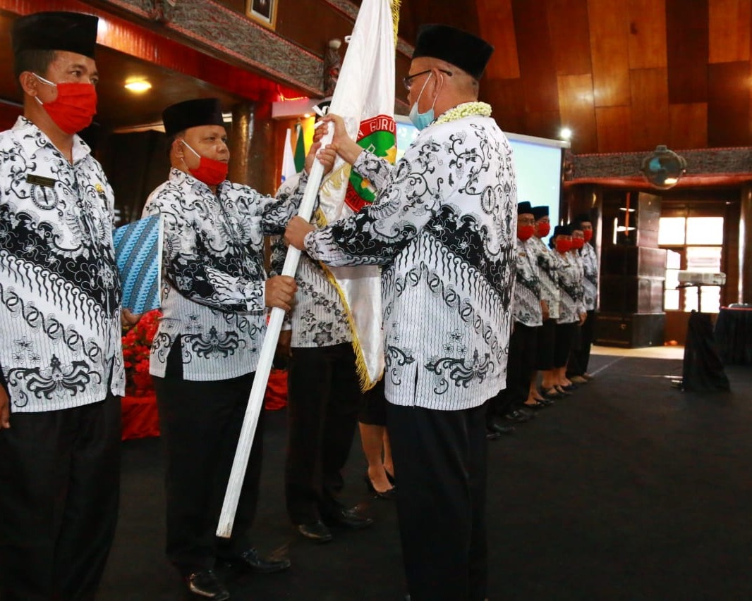 Bupati Taput Hadiri Pengukuhan Pengurus PGRI Taput Masa Bhakti 2021 - 2026 Oleh Ketua PGRI Provinsi Sumut