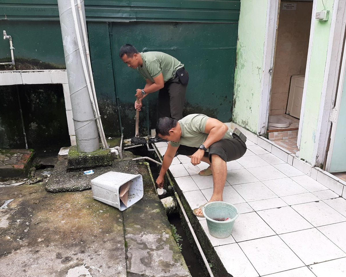 Personil Satker Poktuud Laksanakan Slaber Keliling Makodim 0301/Pekanbaru Untuk Hindari Penyakit DBD