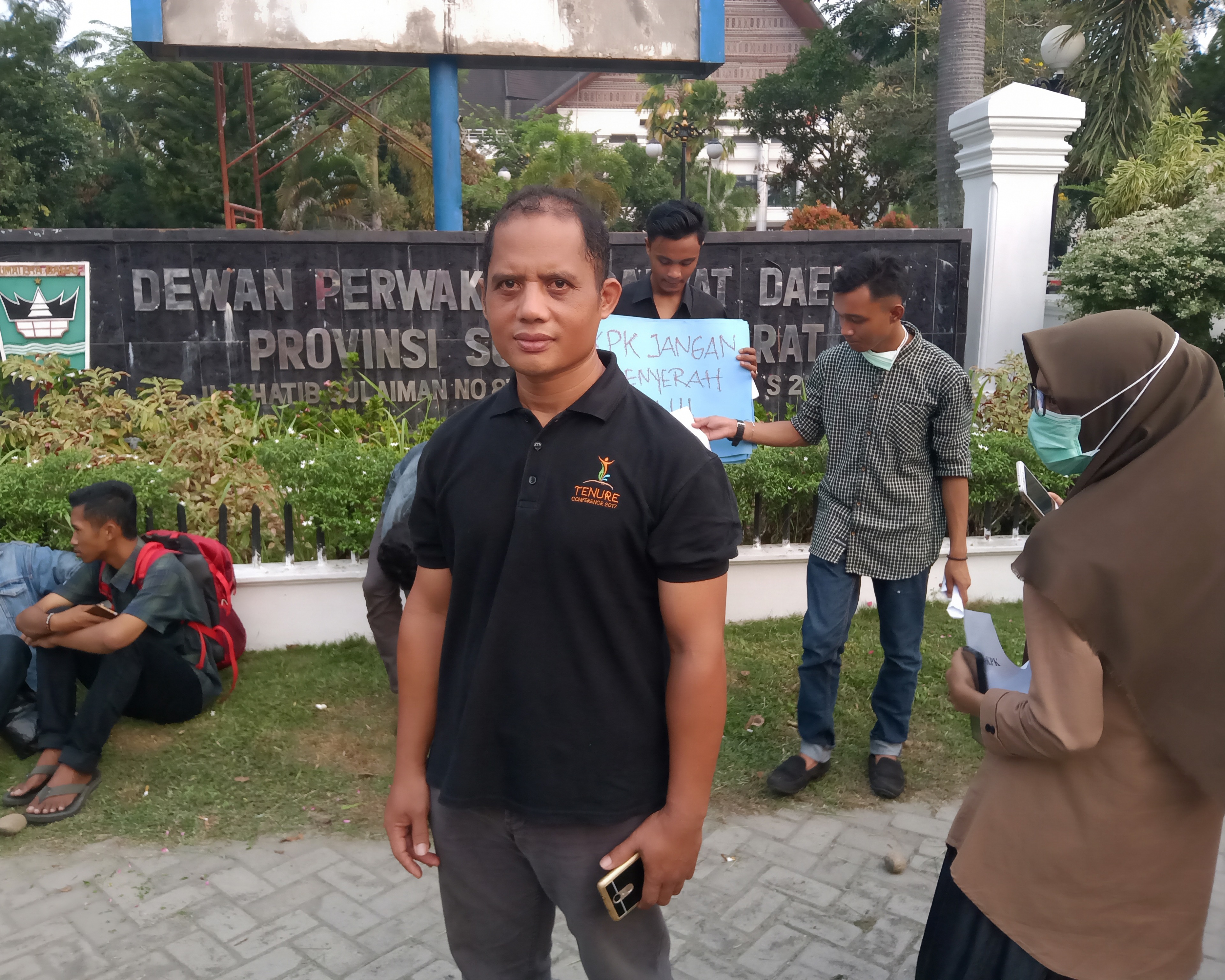 Demo Di Depan Kantor DPRD Provinsi Sumatera Barat Menolak Terpilihnya Pimpinan KPK