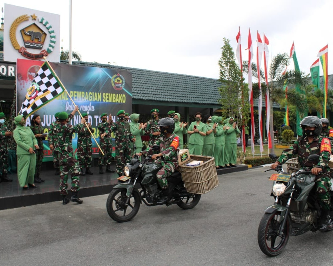Memperingati Hari Juang Kartika Ke-75 Tahun 2020, Dandim 0301/PBR Dampingi Danrem 031/WB Laksanakan Kegiatan Bakti Sosial Pembagian Sembako