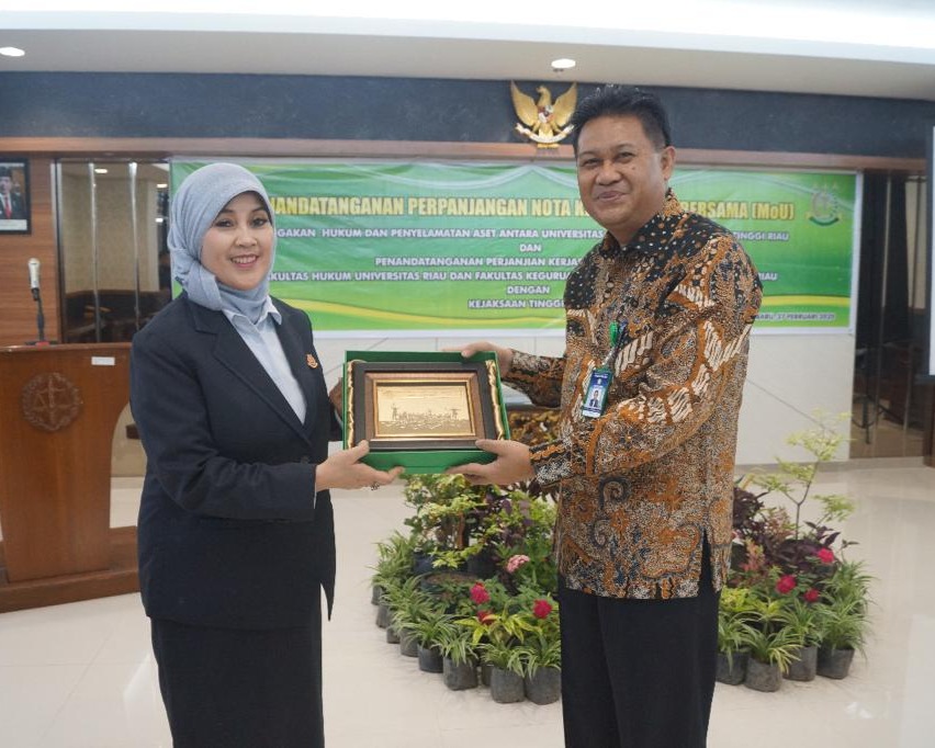 Penandatanganan MoU, Kajati Riau Dr. Mia Amiati, SH, MH Agar Menjadi Entry Point Sinergitas Kerjasama Antara UNRI Dengan Kejati Riau Dalam Peningkatan Sumber Daya Manusia 