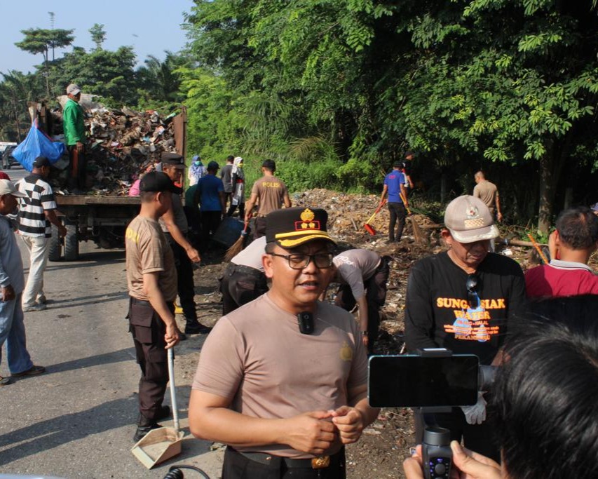 Polresta Pekanbaru Bersama Polsek Jajaran Laksanakan Pembersihan Sampah Secara Serentak