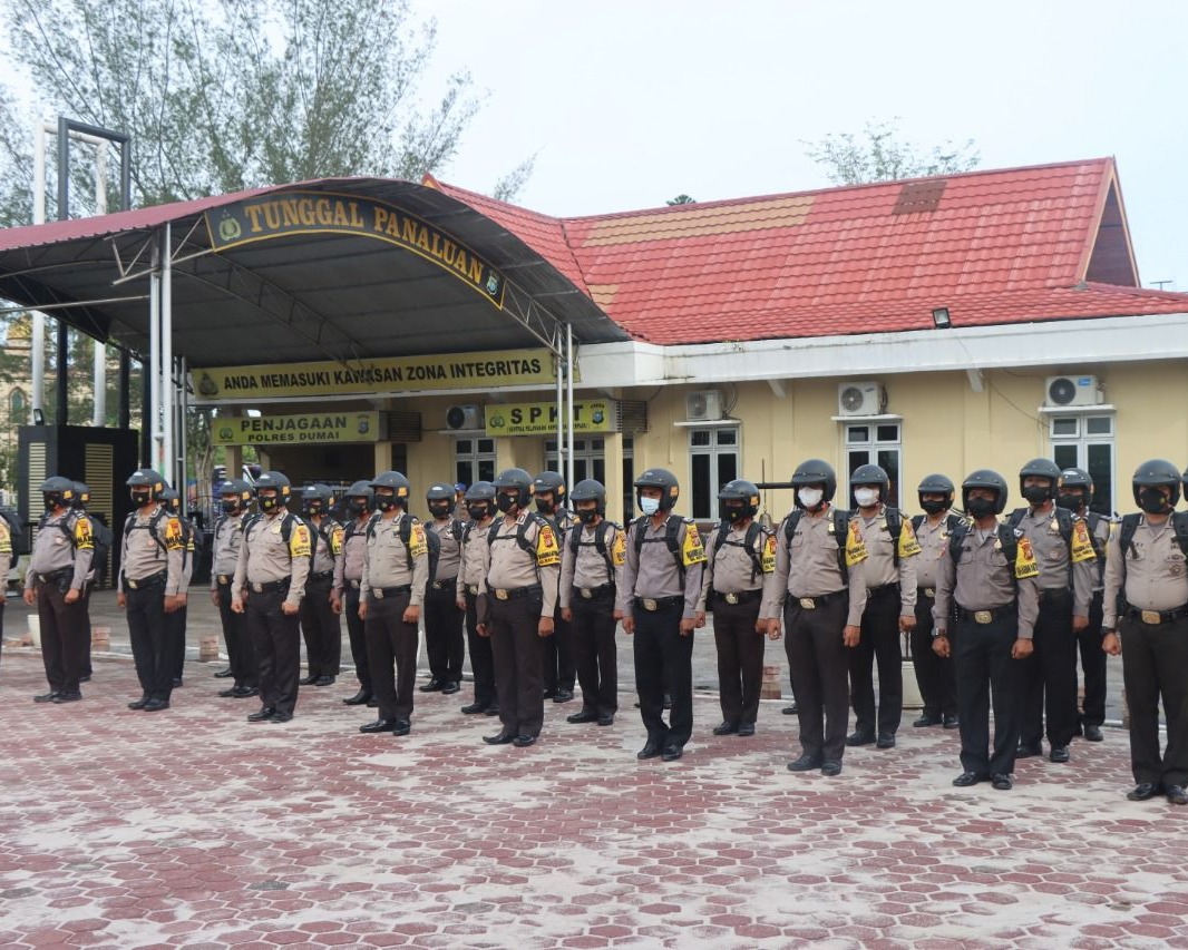 Dukung Semangat dan Kesiapan Tugas Anak Buah, Kapolres Dumai Bagikan Helm ‘Wak Bhabin’