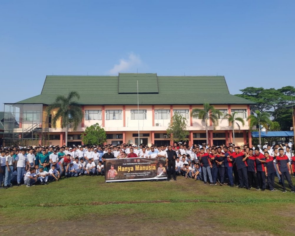 Kapolda Kalteng Melalui Kabidhumas Lakukan Sosialisasi Film “Hanya Manusia” kepada Pelajar SMKN 1 Palangka Raya