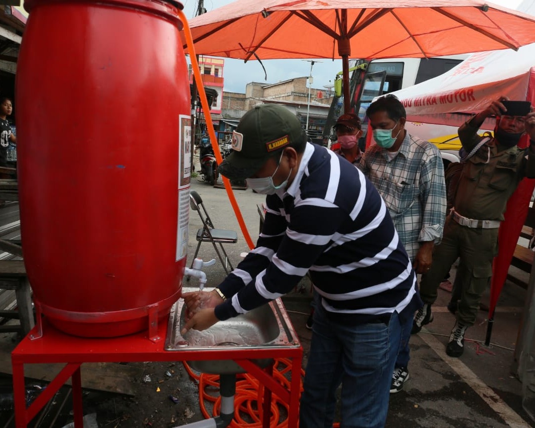 Bupati Taput Meninjau Pemasangan dan Uji Coba Bilik Dekontaminasi Pada Titik Keramaian