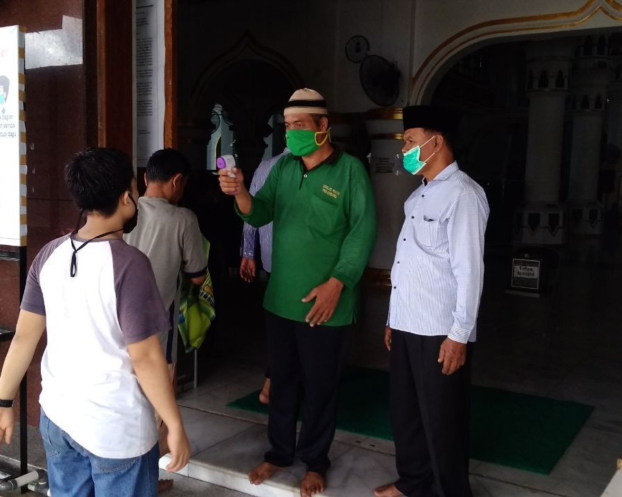 Babinsa Kodim 0301/PBR Laksanakan Pengawasan Penerapan Protokol Kesehatan di Masjid Raya