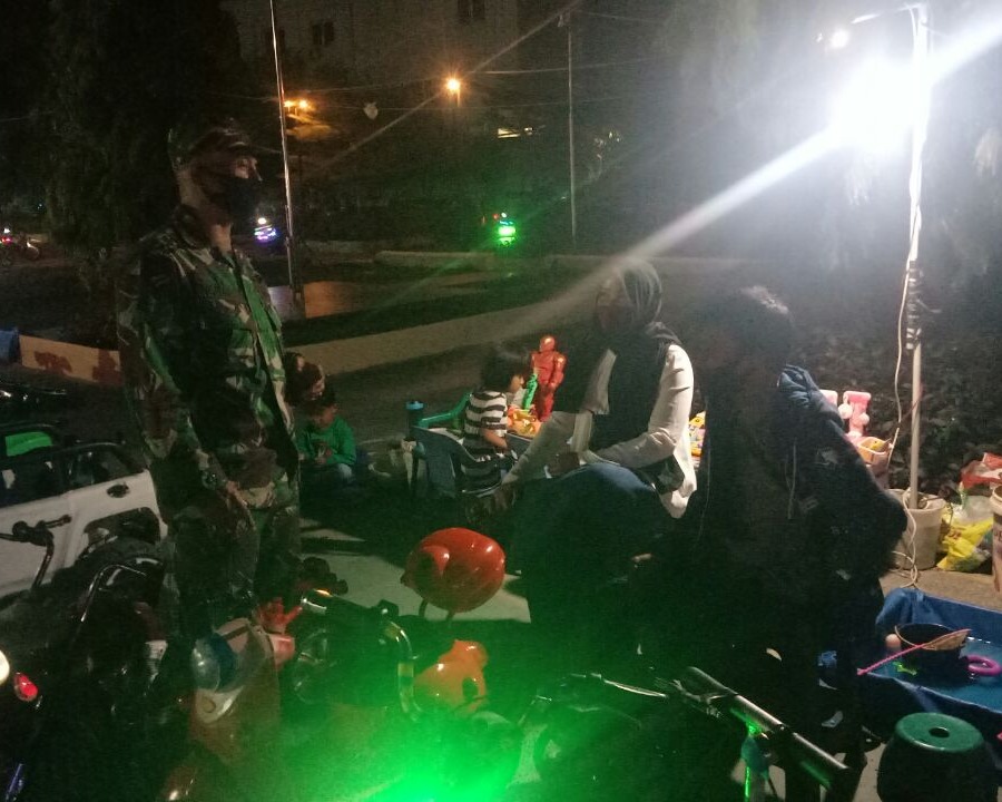 Babinsa Kodim 0301/PBR Laksanakan Pengawasan Prokes Di RTH Tunjuk Anjar Integritas