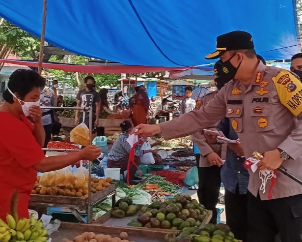 Kapolresta Pekanbaru Meninjau Posko Covid-19 Serta Bagikan Ratusan Masker Di Pasar Tradisional Rumbai