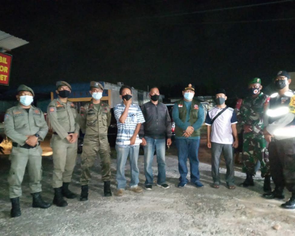 Personil Kodim 0301/PBR Bersama Polri dan Satpol PP Pekanbaru Gelar Patroli Prokes dan Sosialisasikan PPKM di Kelurahan Sidomulyo Timur