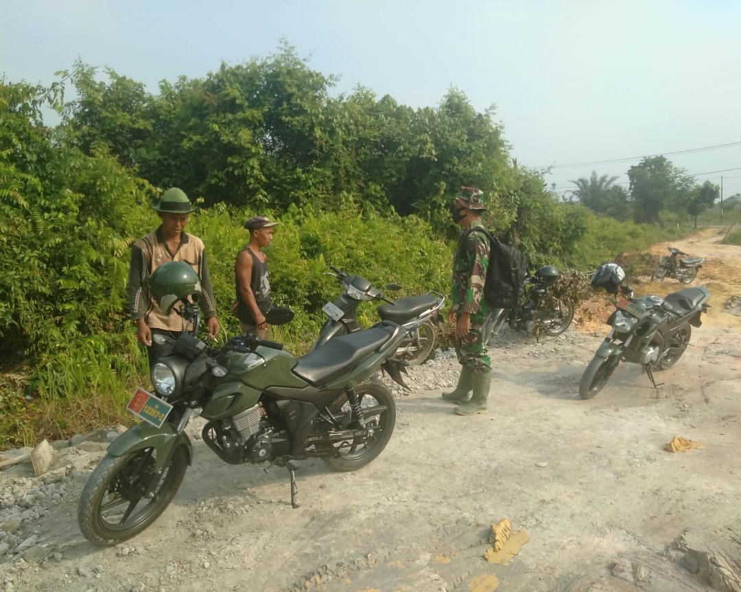 Cegah Karlahut, Babinsa Kodim 0301/PBR Laksanakan Patroli dan Sosialisasi Karlahut