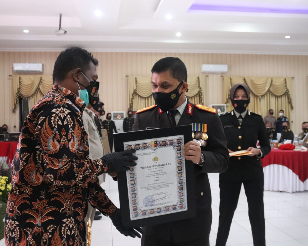 Hari Bhayangkara Ke-75, Polda Banten Berikan Penghargaan Kepada Desa/Kelurahan Pemenang Lomba PPKM Mikro