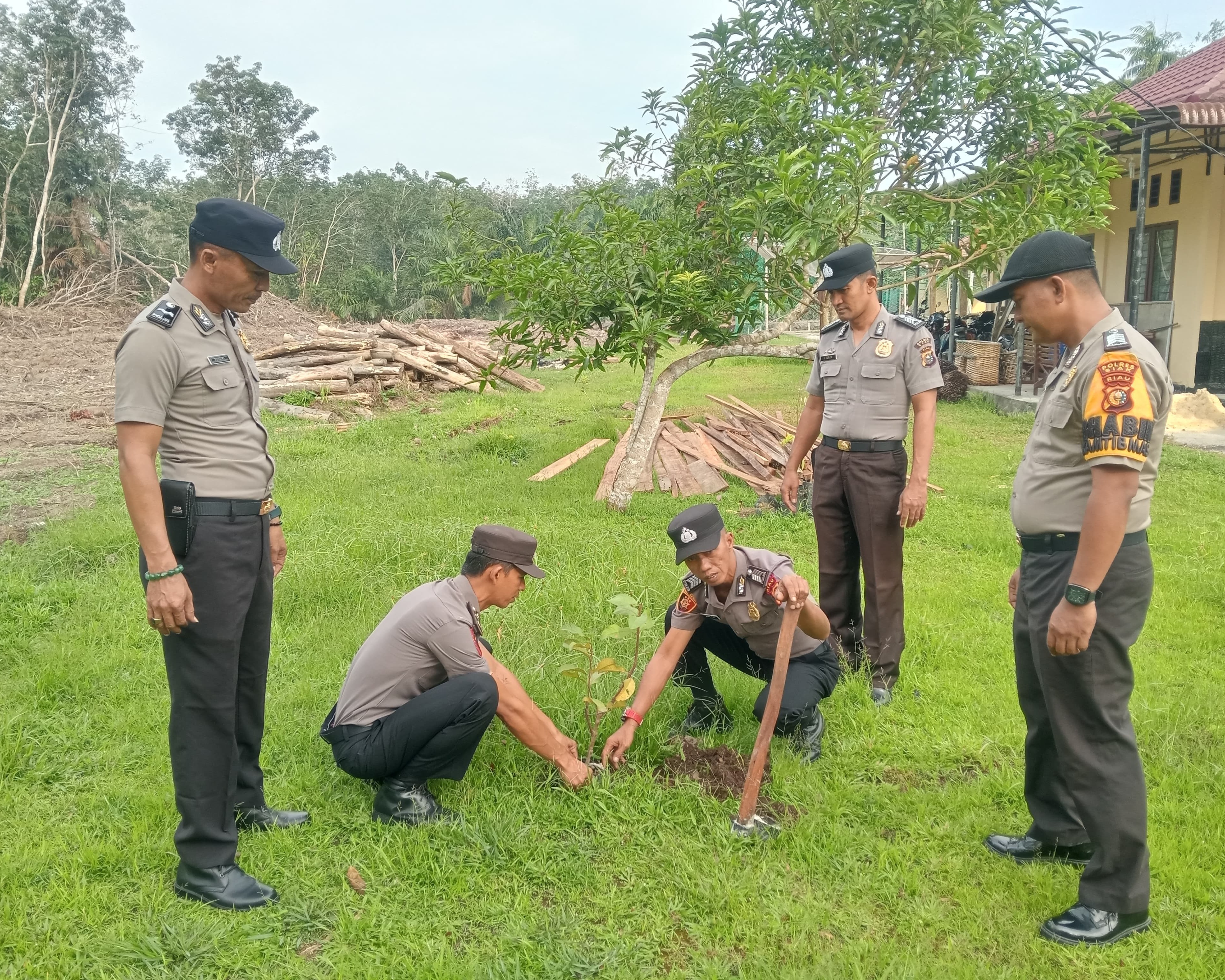 Kapolres Siak Hadiahkan Bibit Pohon Untuk Personel Yang Berulang Tahun, Wujud Kepedulian Lingkungan