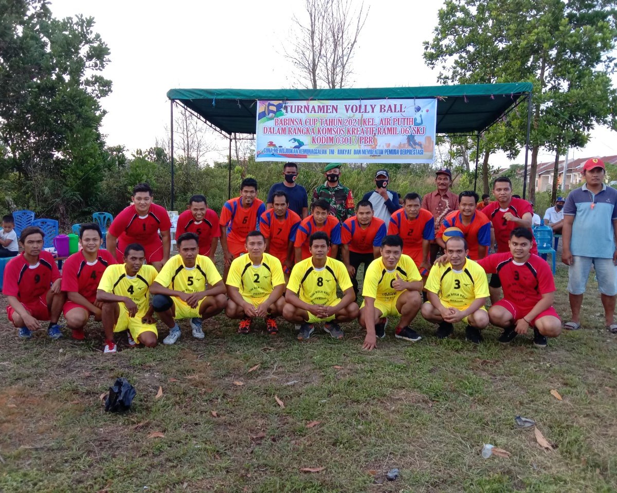 Personil Babinsa Kodim 0301/PBR Gelar Giat Komsos Kreatif Turnamen Bola Volley Piala Babinsa Cup di Lapangan Perum Grand Stabita