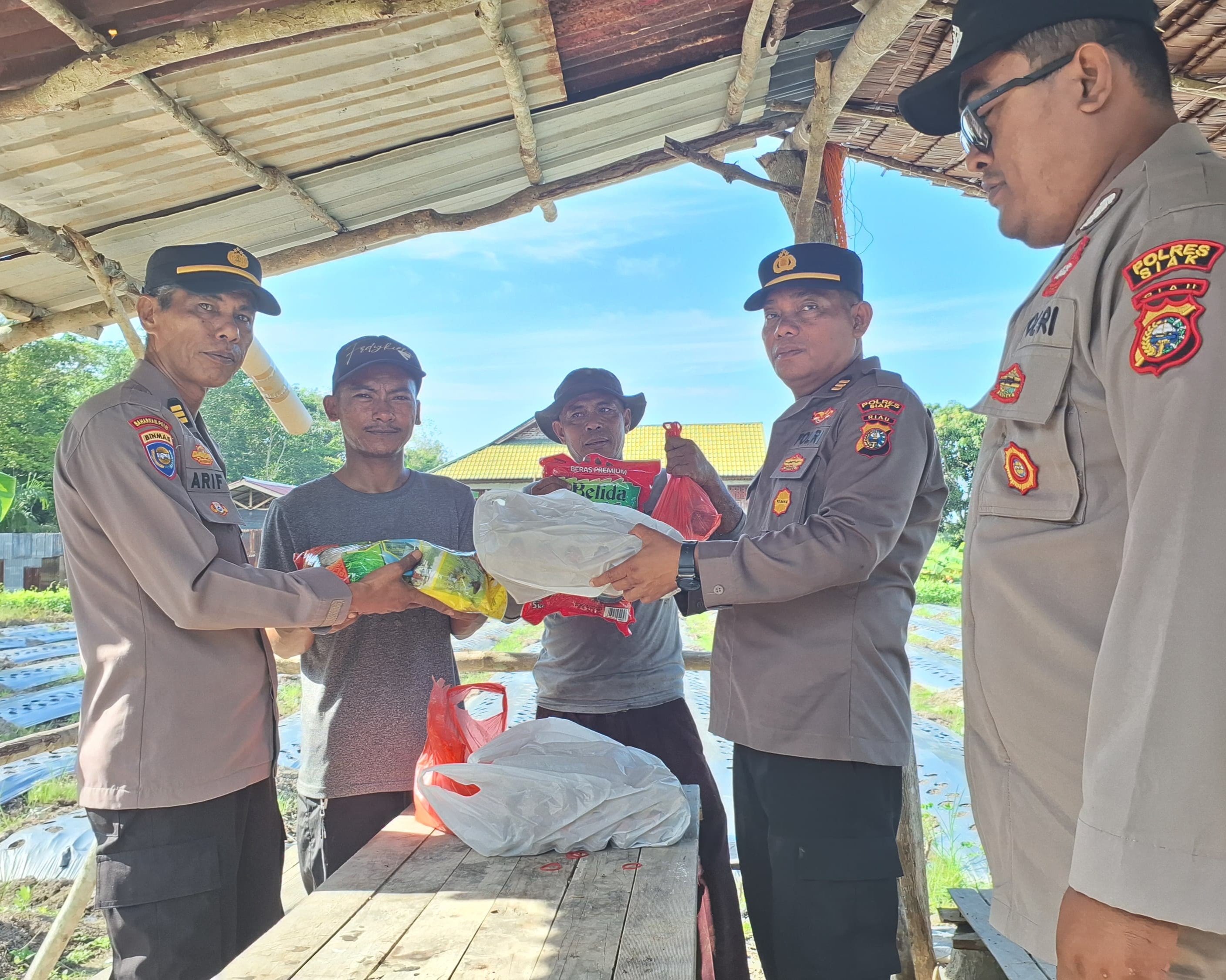 Wujud Kepedulian 'Polisi Cinta Petani', Polres Siak Salurkan Bantuan Sembako Untuk Petani Jagung Di Mempura