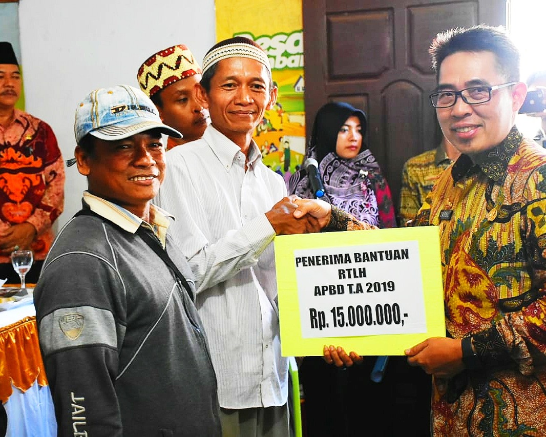 Bupati Lampung Timur Bagikan KIS PBI APBN