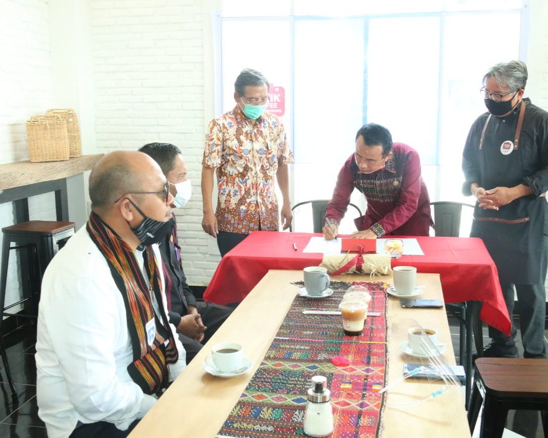 Pentingnya SDM Unggul Tunjang Wisata Danau Toba, Bupati Taput Dukung MoU Signing Ceremony ULCLA dan Piltik Coffee