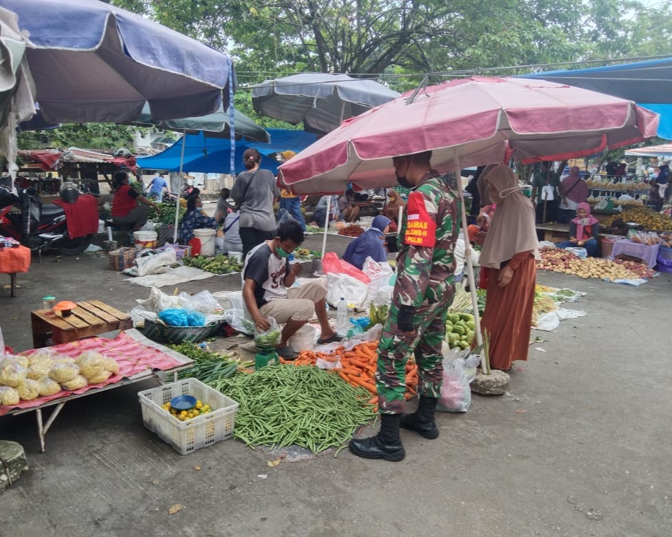 Babinsa Kodim 0301/PBR Himbau Kepada Pembeli dan Penjual di Pasar Tetap Patuhi Prokes