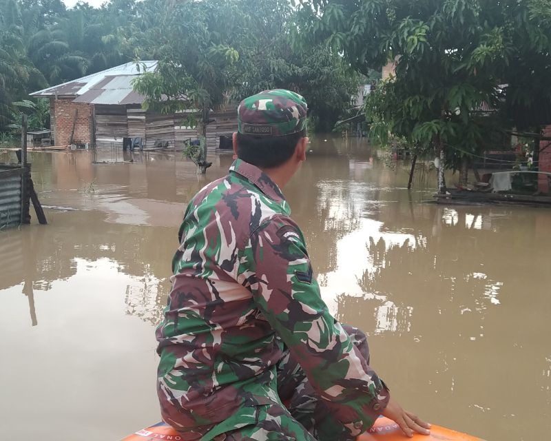 Babinsa Kodim 0301/PBR Lakukan Evakuasi Warga Yang Terkena Banjir di Kelurahan Tangkerang Utara