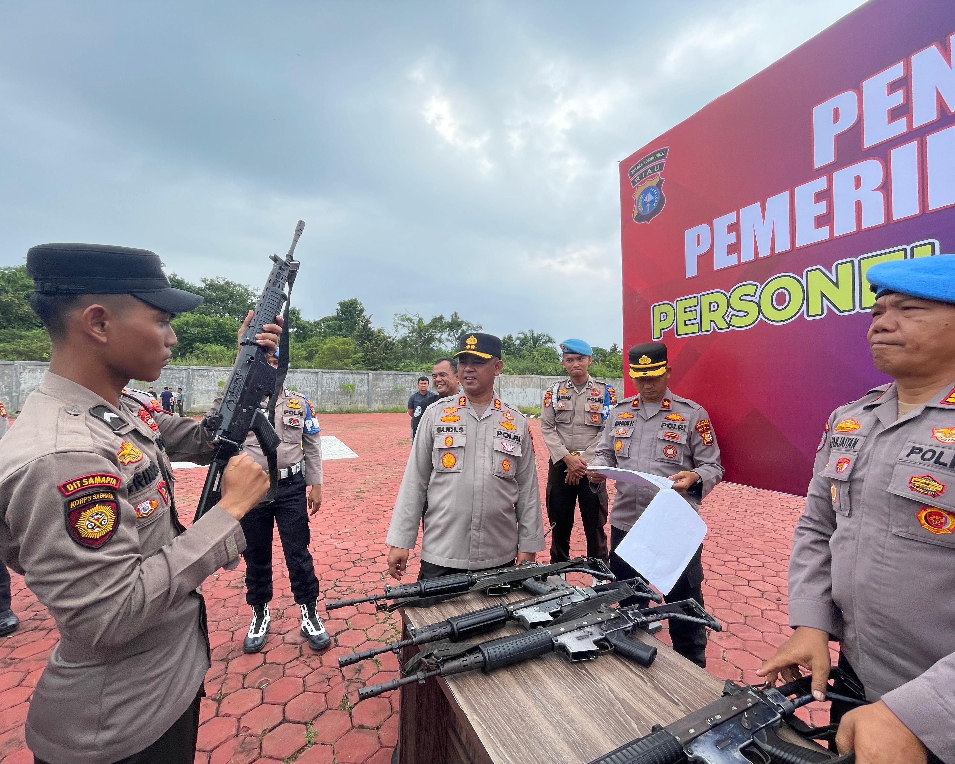 Kapolres Rohul Pimpin Pengecekan dan Pemeriksaan Senjata Api Personil di Lapangan Mapolres