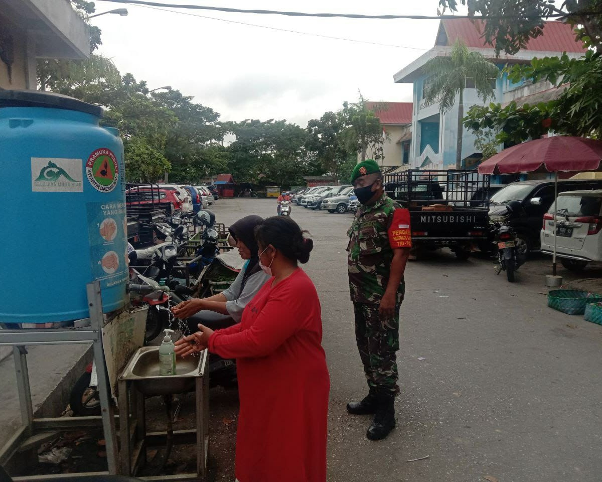 Blusukan ke Pasar Tradisional, Babinsa Kodim 0301/PBR Himbau Masyarakat Patuhi Prokes