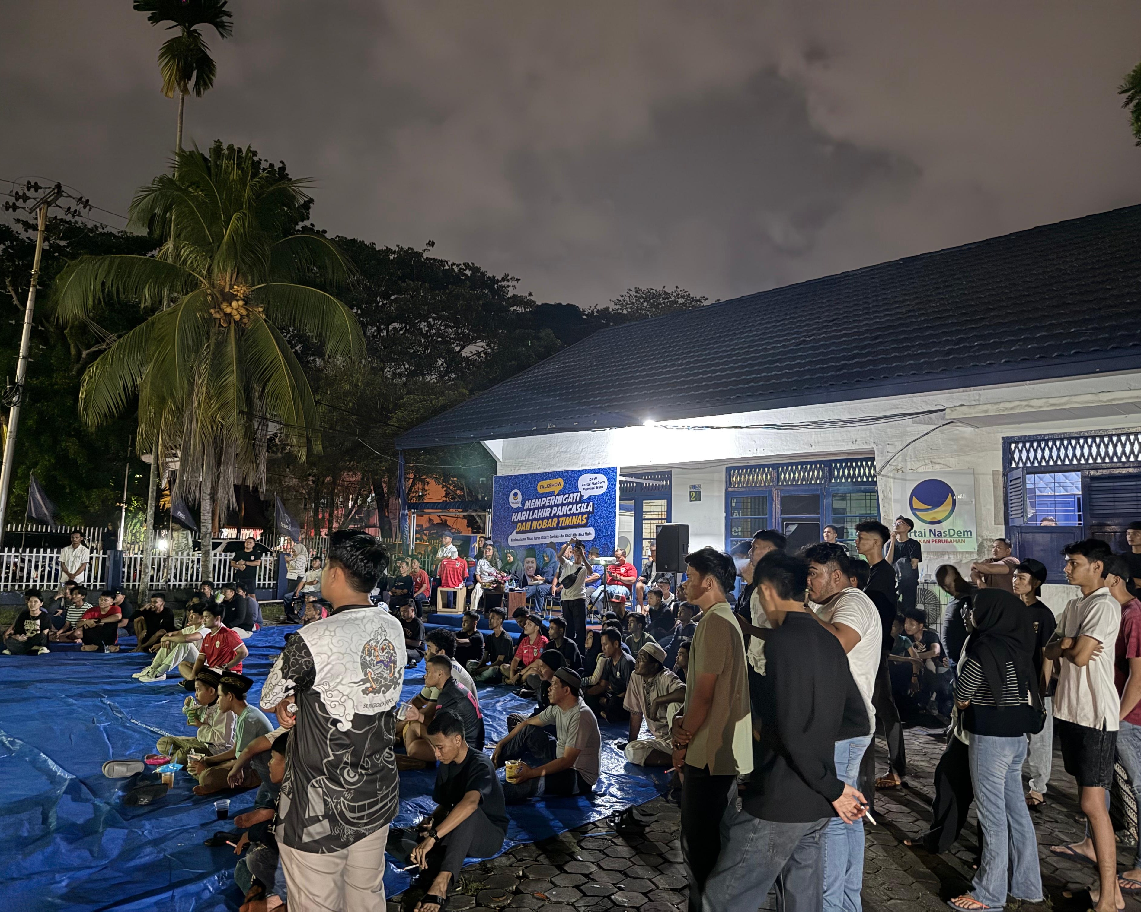 Nobar Timnas Indonesia Vs China, 150 Orang Penuhi Halaman DPW NasDem Riau