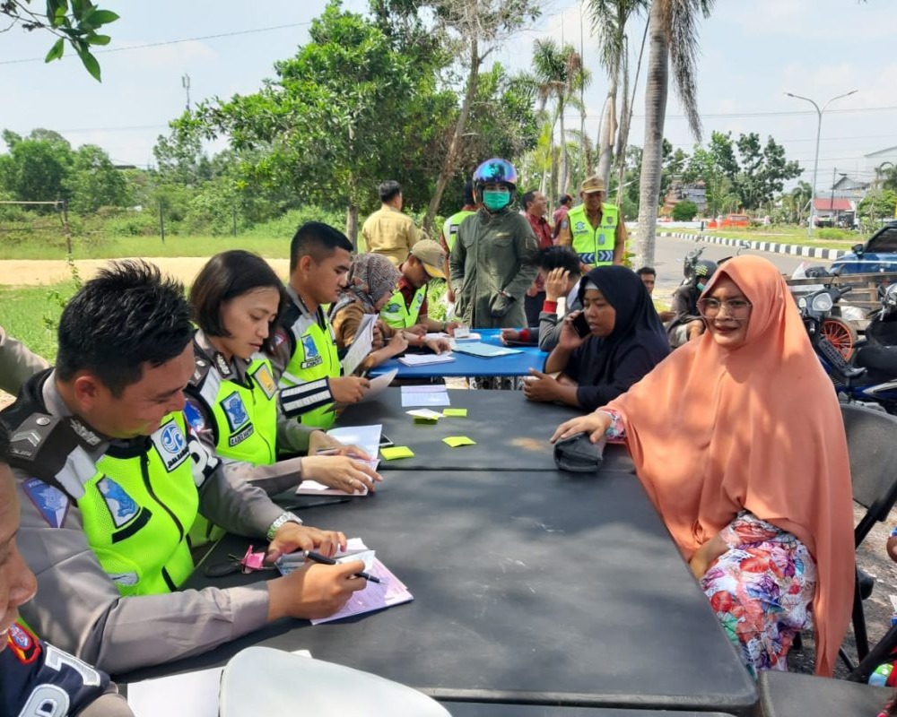 Polisi Melaksanakan Razia di depan Stadion Tuah Pahoe Kota Palangka Raya