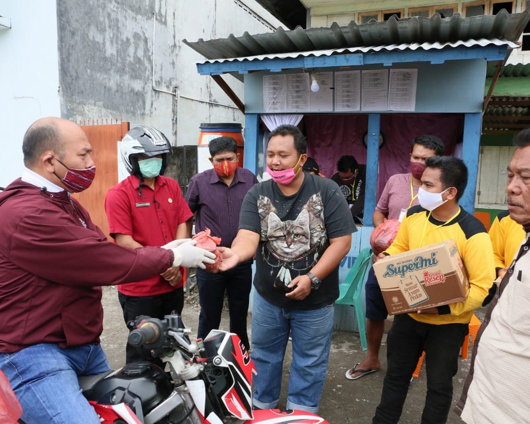 Bupati Taput Meninjau 7 Posko Kelurahan di Kecamatan Tarutung Serta Menyerahkan Bantuan Sembako
