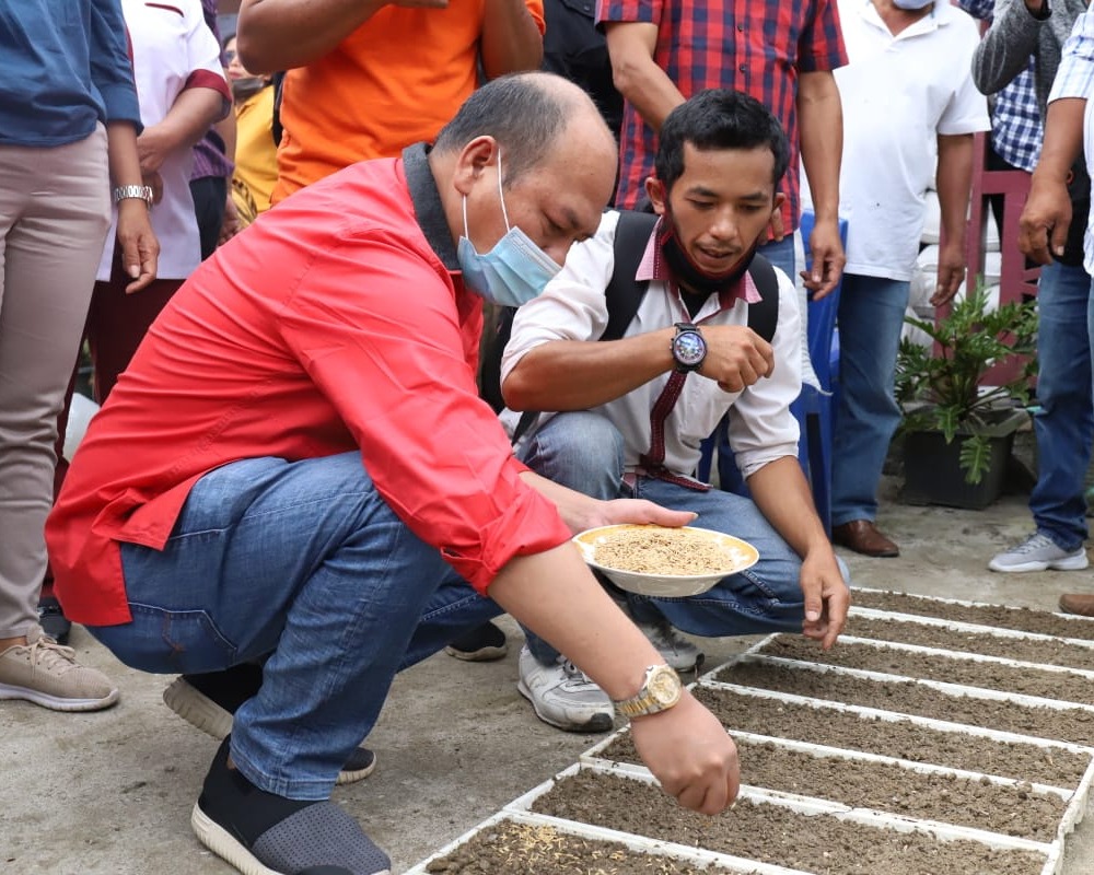 Perkuat Ketahanan Pangan, Bupati Taput Kembali Bagikan Bibit Padi dan Jagung Serta Benih ikan
