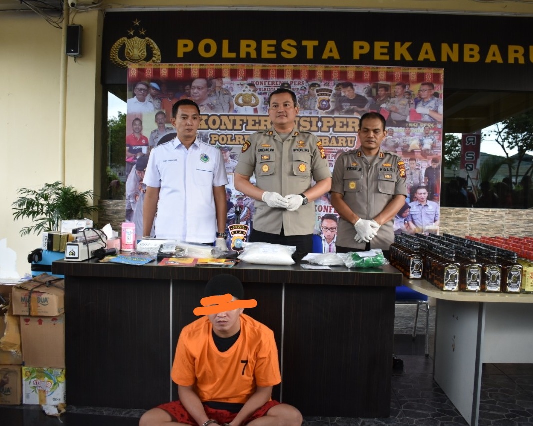 Polresta Pekanbaru Gelar Konfrensi Pers Ungkap Penyitaan Ribuan Miras dan Narkotika Jenis Sabu