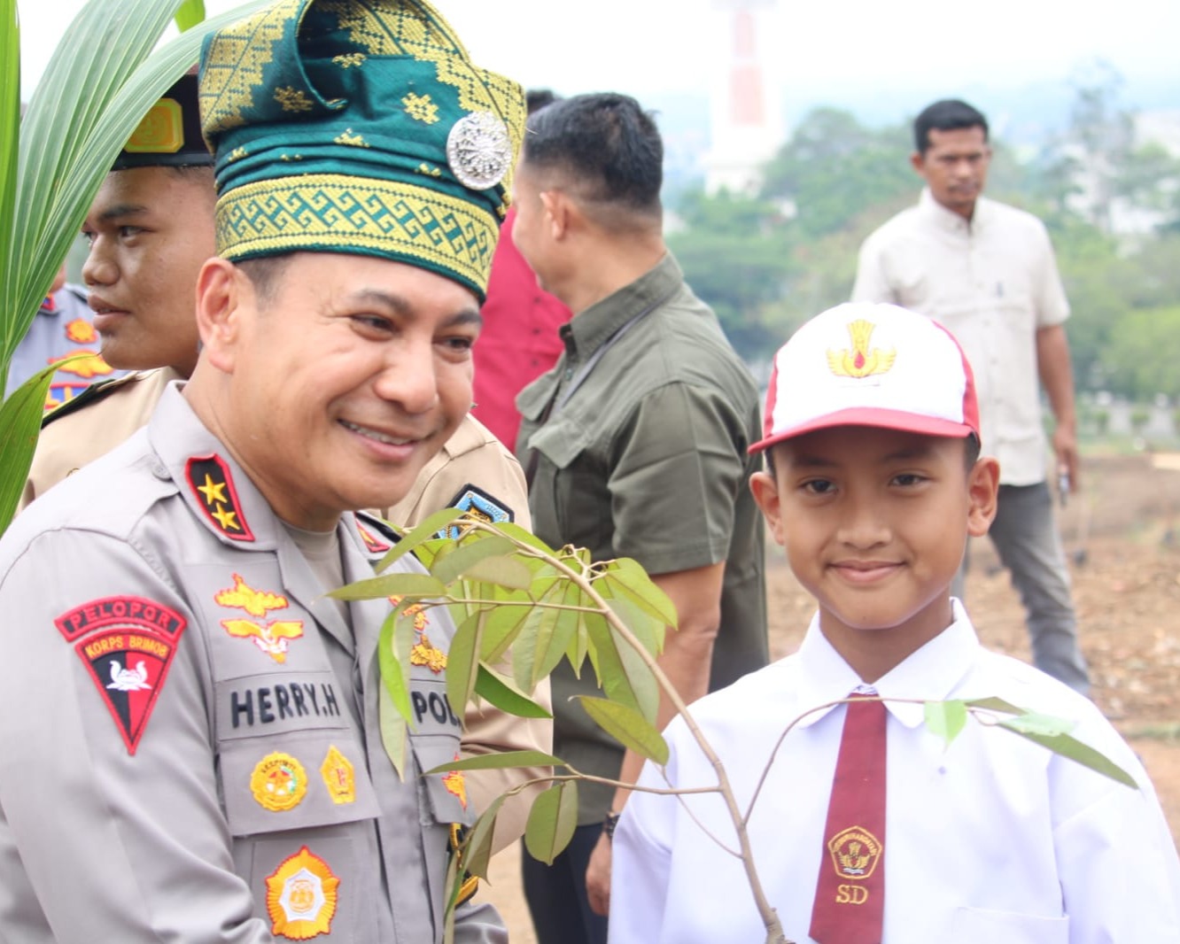 Kapolda Riau Ajak Masyarakat Rohul Menanam Pohon, Aksi Nyata Untuk Lingkungan Hidup Yang Lebih Baik
