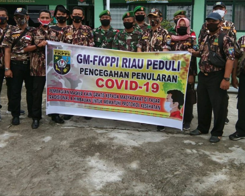 Personil Kodim 0301/PBR Bersama GM FKPPI Riau Laksanakan Kegiatan Bagi Masker Gratis di Pasar Cik Puan