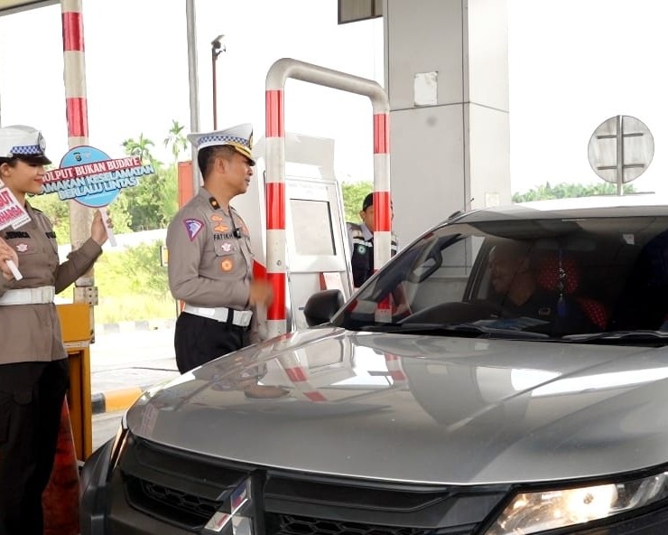 Tingkatkan Kesadaran Pengendara, Ditlantas Polda Riau Gelar Kampanye Keselamatan dan Cooling System di Gerbang Jalan Tol Permai