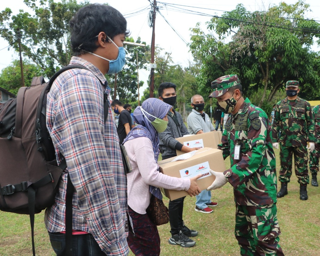 Danlanud RSN Serahkan Paket Sembako Sebagai Tali Asih Untuk Wartawan