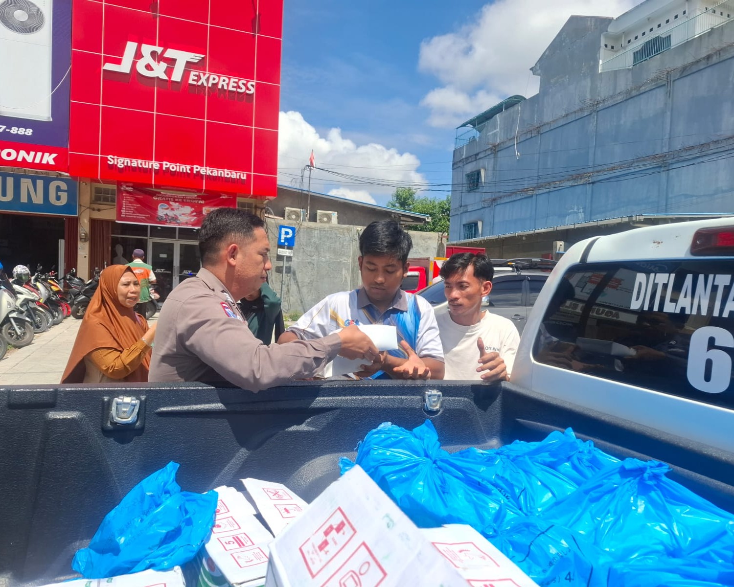 Berbagi Kepedulian Jelang Nataru, Ditlantas Polda Riau Gelar Jumat Barokah Dan Edukasi Keselamatan