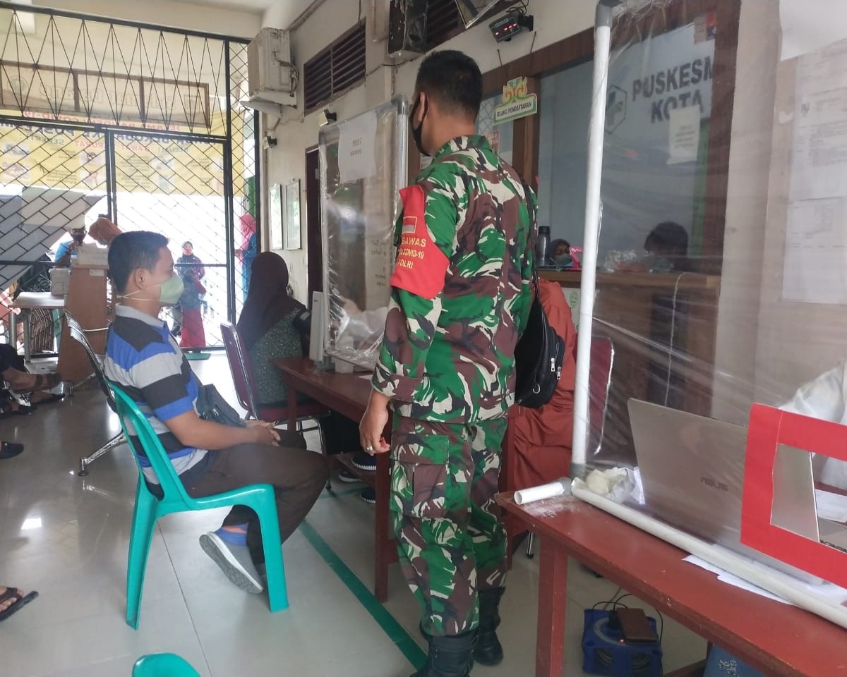 Babinsa Kodim 0301/PBR Memonitor Pelaksanaan Vaksinasi Massal di Puskesmas Limapuluh
