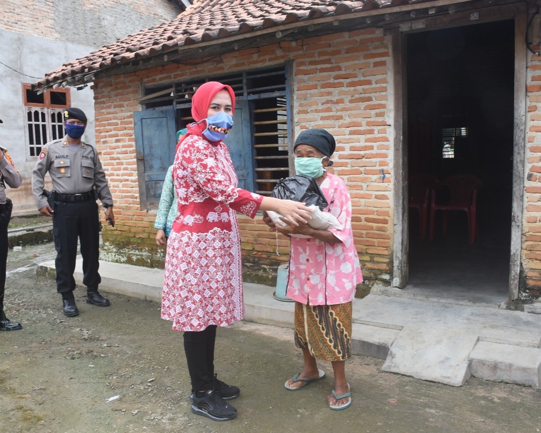 TP-PKK Tubaba Bagikan 500 Paket Sembako Kepada Masyarakat Kurang Mampu