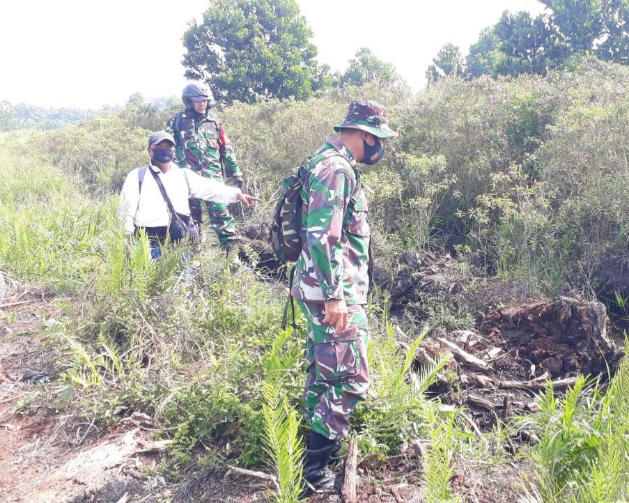 Cegah Karhutla, Babinsa Kodim 0301/PBR Bersama Msyarakat Peduli Api Terus Lakukan Patroli dan Sosialisasi