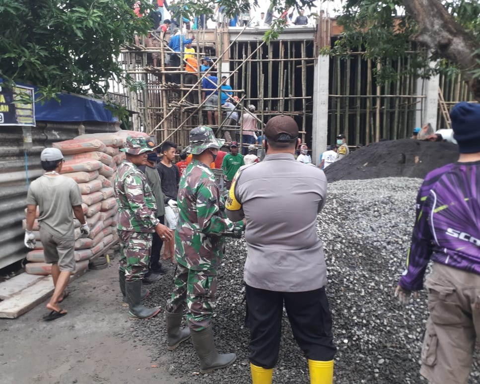 Jalin Kebersamaan Bersama Masyarakat, Babinsa 05/Cepiring Kodim 0715/Kendal Laksanakan Kerja Bakti Pengecoran Masjid Al-Wustho Di Desa Karangayu