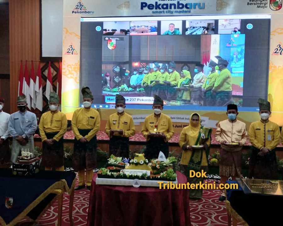 Upacara Puncak Hari Jadi Kota Pekanbaru Ke-237 Digelar Secara Virtual di Aula Perkantoran Wali Kota Pekanbaru Tenayan Raya
