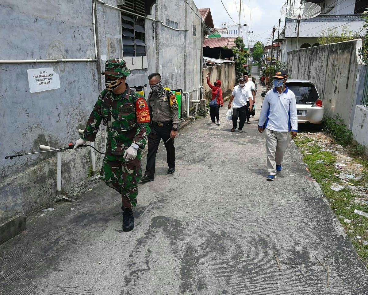 Babinsa Kodim 0301/Pekanbaru Semprot Disinfektan