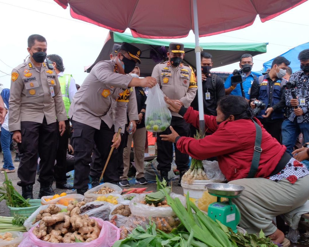 Tinjau Posko PPKM Pasar Cik Puan, Kapolda Riau: Semangat Survive dan Optimis Untuk Membangun Ekonomi