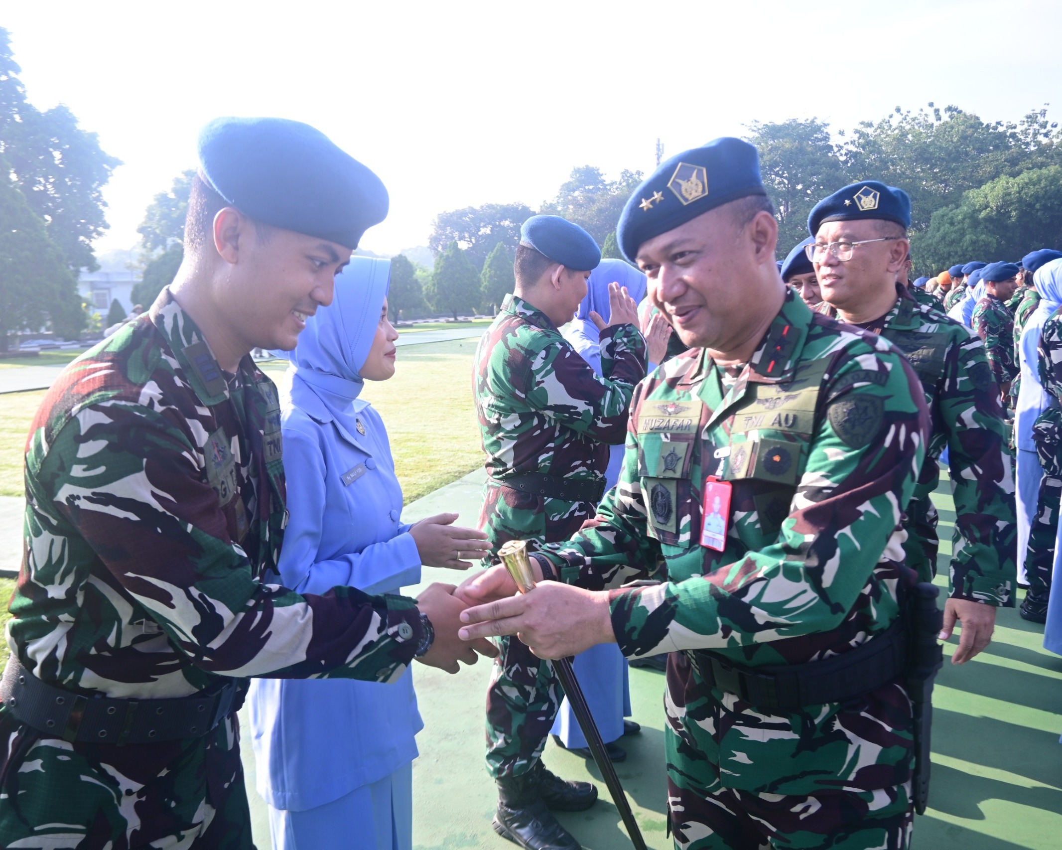 Pangkodau I Pimpin Kenaikan Pangkat, Momen Istri Sematkan Pangkat Suami