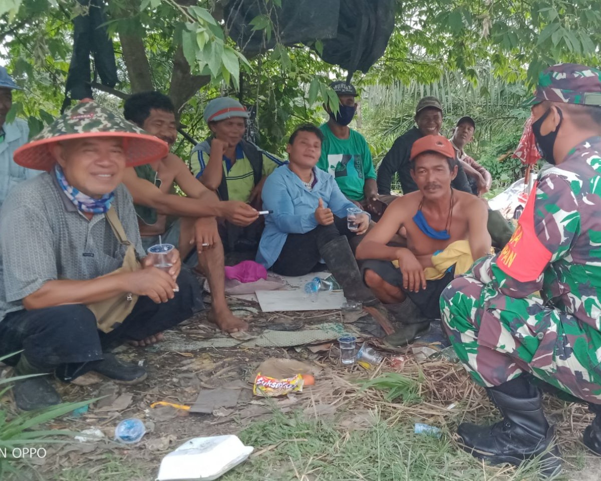 Babinsa Kodim 0301/Pekanbaru  Laksanakan Patroli Dan Sosialisasi Karlahut