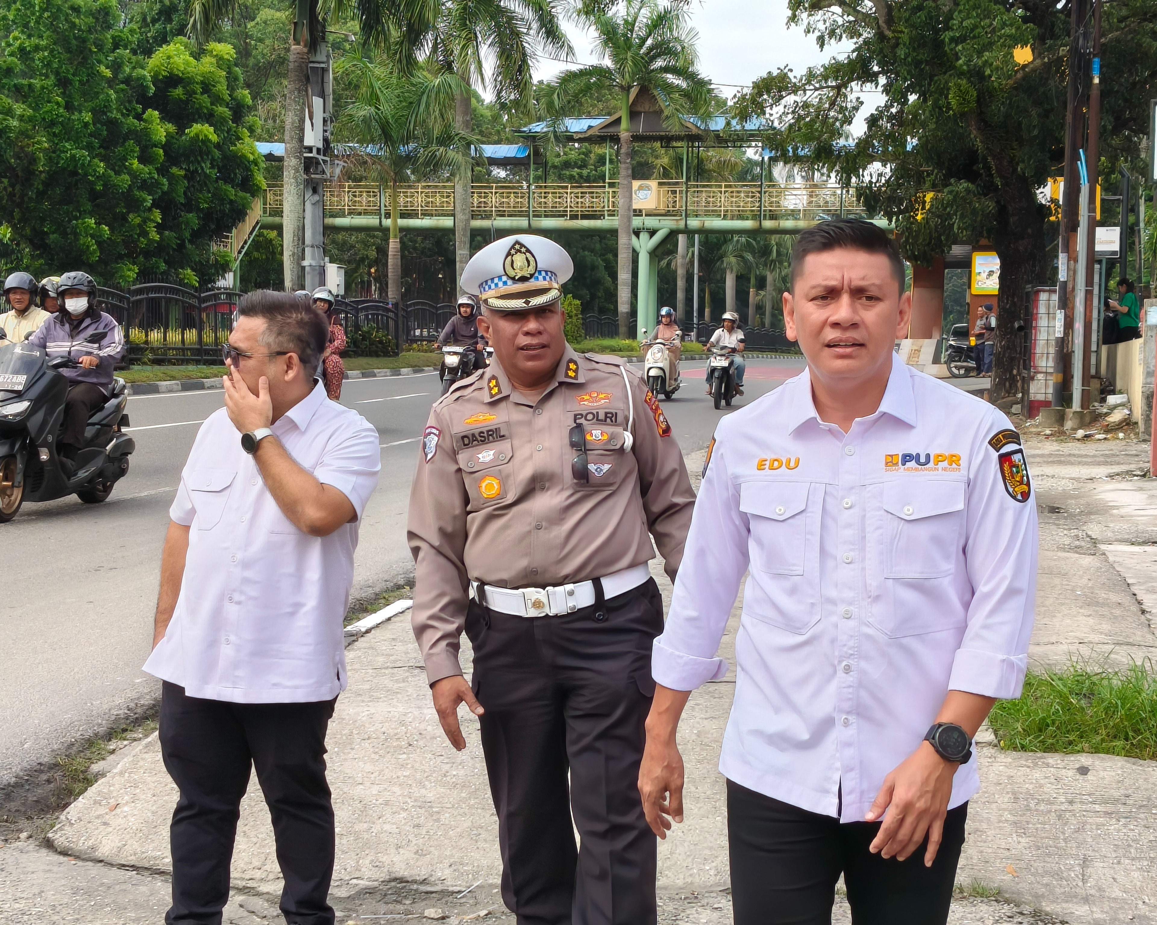 Sinergi Ditlantas Dan PUPR, Penggalian Parit Jadi Solusi Atasi Banjir Di Depan RS Awal Bros