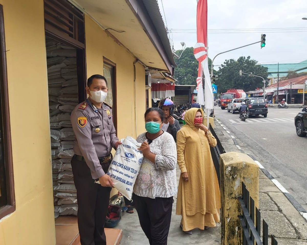 Kapolsek Limapuluh Salurkan Langsung Bansos Beras Kepada Warga Yang Kurang Mampu