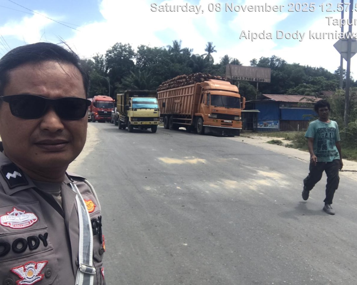 Tim Raicet Satlantas Polresta Pekanbaru Berjibaku Urai Kemacetan Di Jalan Garuda Sakti KM 3 - KM 4