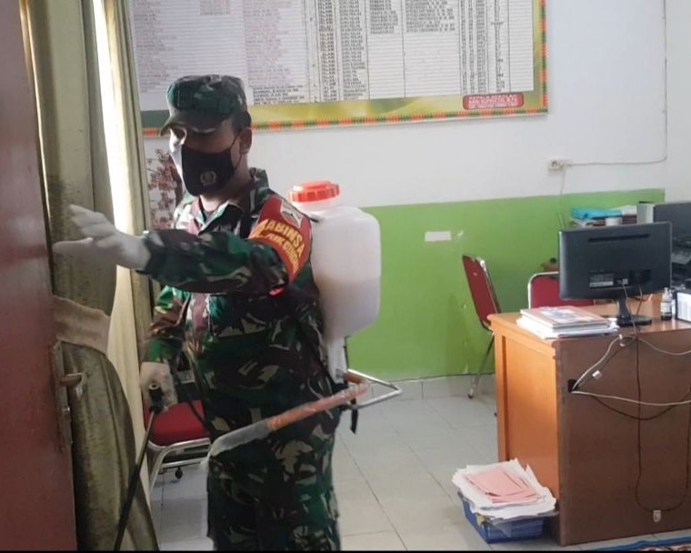 Babinsa Kodim 0301/PBR Terus Lakukan Penyemprotan Disinfektan di Kelurahan Air Dingin