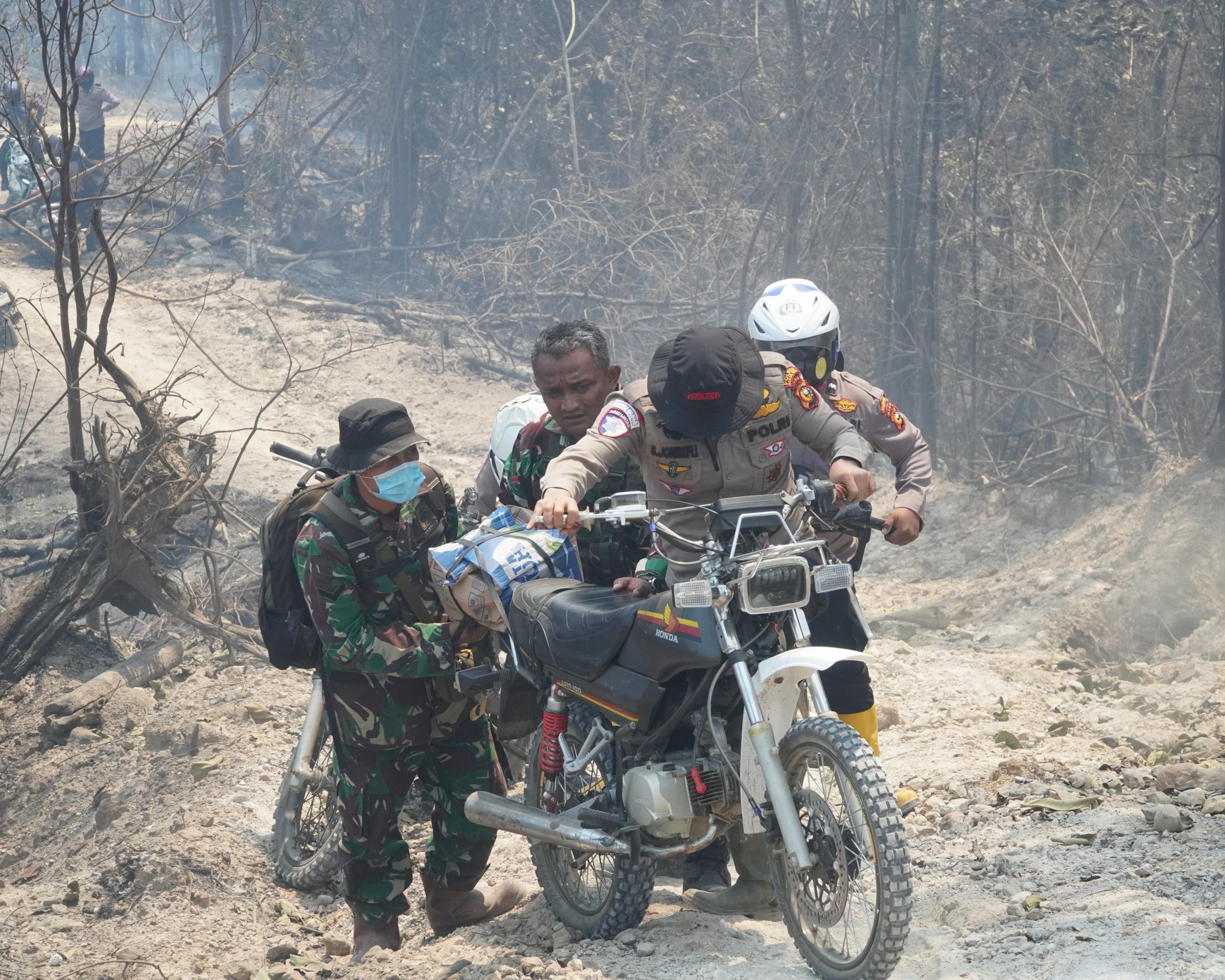 Doa Minta Hujan, Polres Rohul Beserta Tim Pemadam Optimis Berjuang Padamkan Karhutla di Desa Marga Mulya