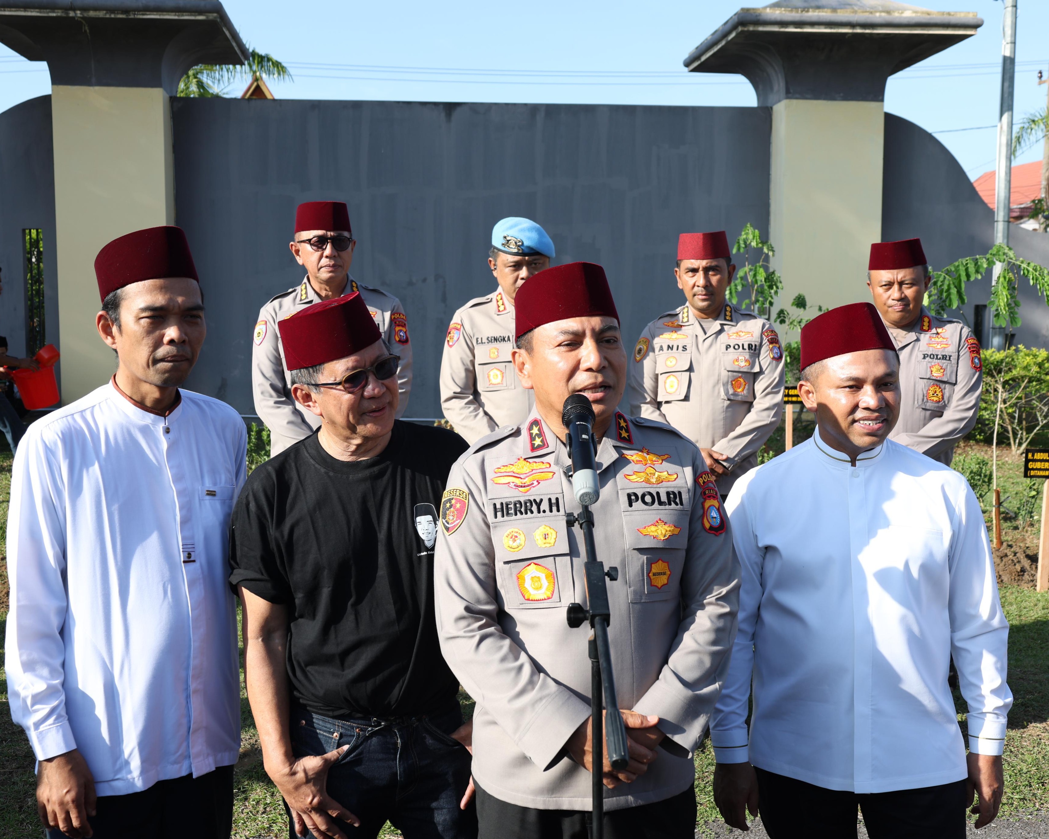 Penanaman Pohon Bersama Ustad Abdul Somad dan Rocky Gerung Warnai Pagi di Halaman Mapolda Riau
