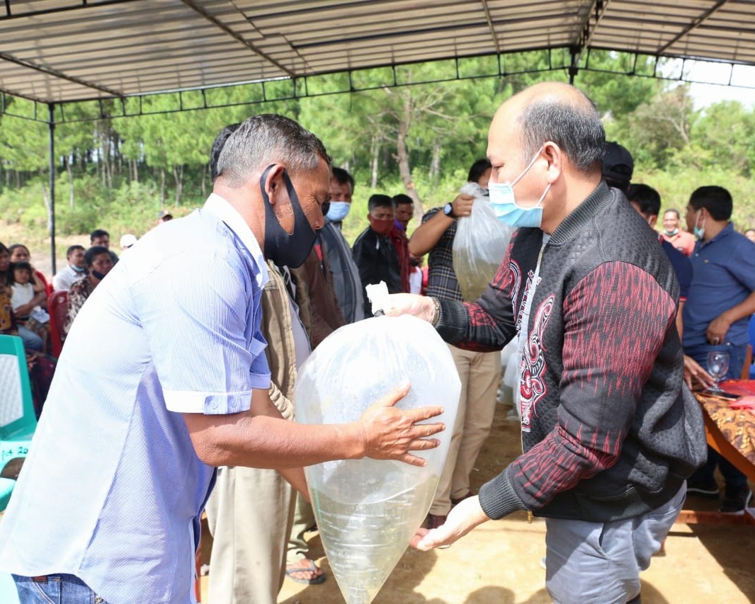 Bupati Taput Tatap Muka Dengan Warga Sisordak Parmongan Dan Serahkan Bantuan Kepada Masyarakat
